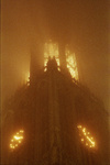 858149 Gezicht op de verlichte Domtoren te Utrecht, tijdens een mistige nacht.